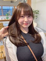 クシェル(kuschel)&nbsp;似合わせカットxフェミニンロングくすみベージュx斜めバング前髪