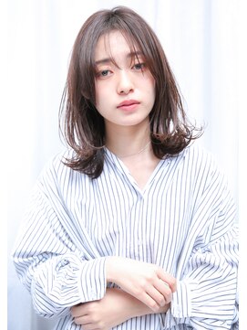 イルム(ILUM) 抜け感のあるミディアムスタイル