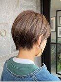 ハイライトカラーの耳掛けショートスタイル