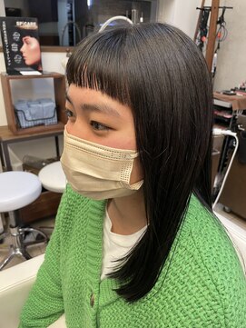 アチーブリス(achieve Liss) 黒髪暗髪ツヤ髪ストレートミディ ぱっつんオン眉 個性的