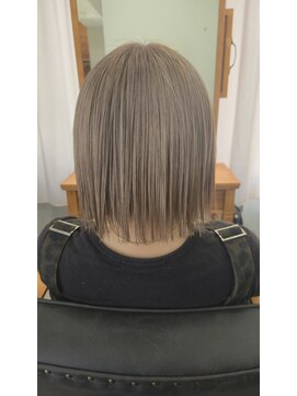 タイト(tyto) ハイトーンカラーの切りっぱなしボブ