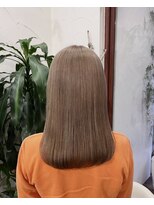 アン(Hair make un)&nbsp;〈角田満帆 ミルクティーベージュ〉