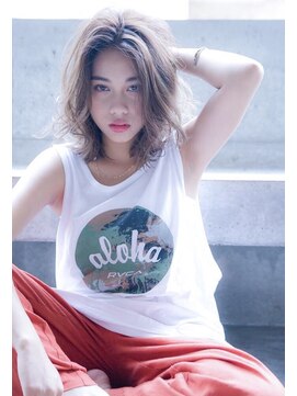 テイラー(Taylor) [Taylor]  センターパートで引き締めた大人ミディ