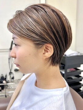 ヘアモード カクテル 柔らかベージュ×耳かけくびれショート【JUN】