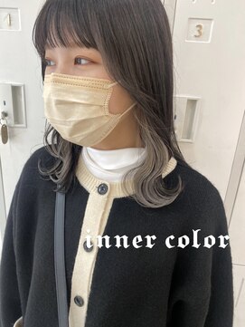 シュプール(SPUR) ミルクティーベージュインナーカラー×オン眉ウェーブミディ