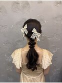 サイドねじりデザインのタイトアレンジポニー