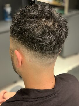 フランクスバーバー アンド ビアークラブ(FRANK'S BARBER and BEER CLUB) ワイルドツーブロックくせ毛風パーマスキンフェード