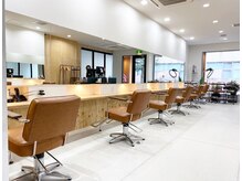 デコヘアーフラッペ(DECO HAIR frappe)の雰囲気（広々とした店内でリラックスをしならサロンタイムを♪[髪質改善]）