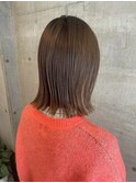 くすみベージュ×外ハネミディ