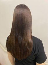 弱酸性縮毛矯正、髪質改善でワンランク上の美髪へ。