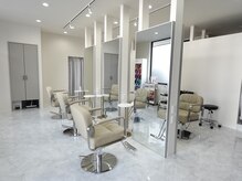 洗練された白基調のオシャレ空間♪都会クラスの施術を提供します