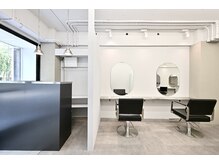 ナービス ラプソディー(NARVIS Rhapsody)の雰囲気（女性だけでなく男性も入りやすい店舗デザイン◎ダブルカラー）