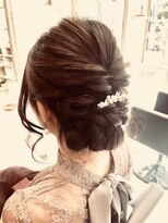 ザシラ(THE SIRA)&nbsp;上品なシニヨンヘア