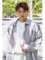 ダブル(W)&nbsp;10代20代に人気　清潔感アップのセンターパート