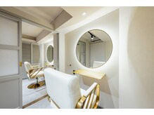 お子様連れ、ベビーカーでもお気軽に。ご家族みんなで美容時間を楽しめるペアシートを完備。