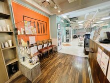 アース 亀有店(HAIR&MAKE EARTH)の雰囲気（オレンジ色のアースのロゴが印象的な入口フロア。）