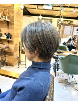 チリンバイロストシティー(Chillin by LOSTCITY) 白髪ぼかしハイライト×トレンドショートボブ