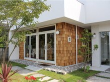 季節の花が咲く可愛いお庭がお客様をお出迎え。入ってすぐのフロントで笑顔でお待ちしております/古河/艶髪