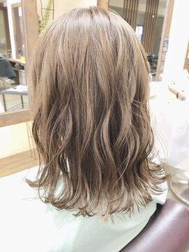 ユーリ(juli) グレージュロングボブ