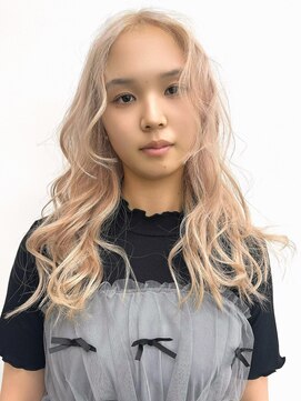 セル(CELL) ミルクティーベージュ　巻き髪ロングヘア　前髪なし　ブリーチ