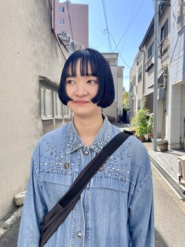 スワッグ(Swag) 前上がりのミニボブにネイビーブルー♪