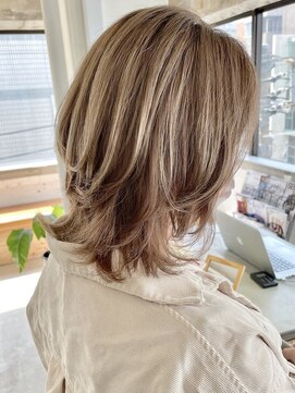 ラーサ(LaHzA) 大人シアーベージュミニウルフボブミディアムレイヤー
