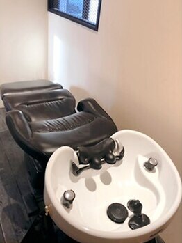 ミストスチームを使用したスカルプヘッドスパが幅広い層のメンズに大人気！血行改善・育毛促進にも◎