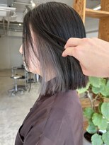 ヤエ(yae)&nbsp;グレーのインナーカラーボブ