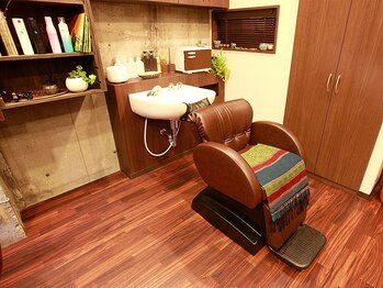 ヘアメイク クシィ(hair make KHUSI)の写真/周りを気にせずゆっくりとリラックスできる完全個室◇髪の悩みも相談しやすく、通いやすいのが魅力＊