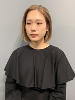 オーオ シカシカ(OOO YY) アンニュイなミルクティーベージュ×コンパクトボブ/初ブリーチ