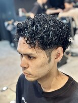 フランクスバーバー アンド ビアークラブ(FRANK'S BARBER and BEER CLUB)&nbsp;常田大希風スーツツーブロック束感グランジ黒髪パーマ流行