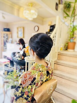 美容室 ティンカーベル 夜会巻き