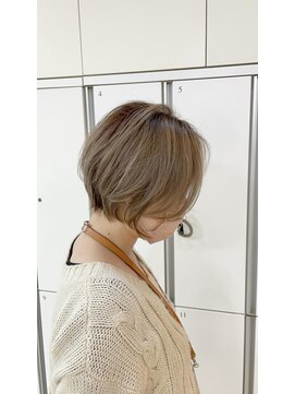 クレア(CREA) 20代30代大人可愛いアッシュベージュくびれボブ耳掛け透明感