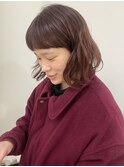 大人な赤カラー×クセを生かしたミディアムヘア