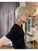 センターパートのショートとハイトーン