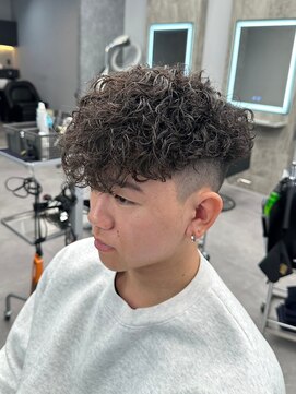 ベルクロー バイ アリープ(Bel.crow by ALEAP) スペインカール/スキンフェード/ニュアンスデザイン