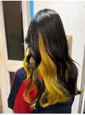 インナーカラー黒髪×イエローカラー大人かわいいゆるふわロング