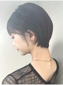 丸みショートマッシュコンパクト黒髪ベージュショート前髪あり