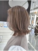 外ハネミディアムハイトーングレージュ結べるギリギリ
