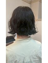 ニクラ ザ ブリンク(NICLA the blink)&nbsp;大人の魅力が引き立つミディアムボブとウェーブパーマ