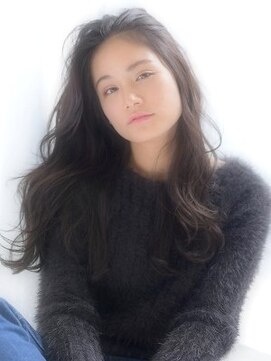 アイビー(Ivy) 無造作ウェーブのロングヘアー