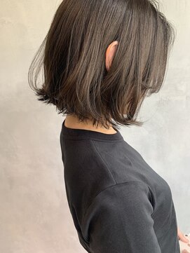 キチ(kichi.) [kichi.] カーキベージュ×切りっぱなしボブ