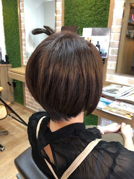 ファイブ リーフ クローバー(five leaf Clover) リバースショートボブ