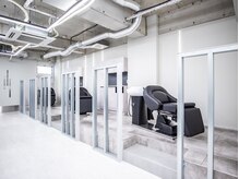 エイト ソル 博多筑紫口店(EIGHT sol)の雰囲気（★首に負担のかからない、フルフラットのシャンプー台を導入★）