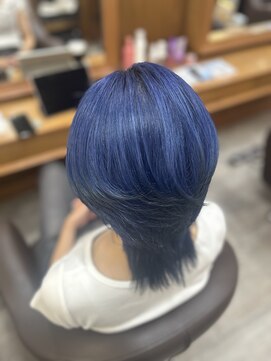 シェルマン(Charmant) 目を惹く鮮やかブルーカラー