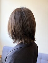 スリーバイザサロン(THREE by the salon)&nbsp;赤みを抑えたベージュ系カラーにふんわりくびれボブ