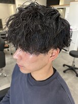 ヒュイル バイ ニアウ(Hwyl by Niau) メンズマッシュパーマ波巻スパイラルパーマニュアンスパーマ眉毛