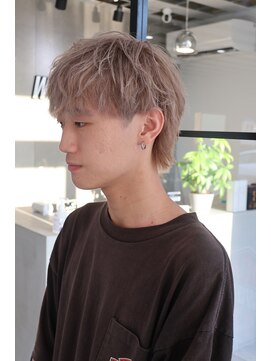 ホワイト(WHITE) ショートウルフ ブロンドベージュ