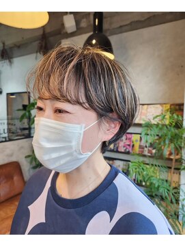 ブルー 青葉台(BLUE) 白髪を活かすハイライト。