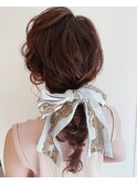 小物使いでロングヘアアレンジをもっとおしゃれに
